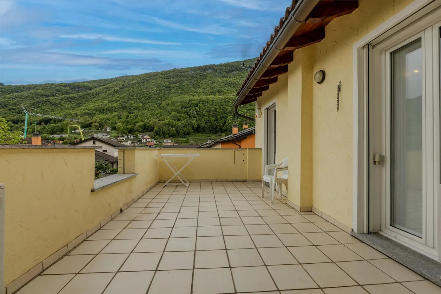 VILLA 7,5 CON TERRAZZE, GIARDINO E PISCINA A RIVA SAN VITALE - Foto 7 di 9