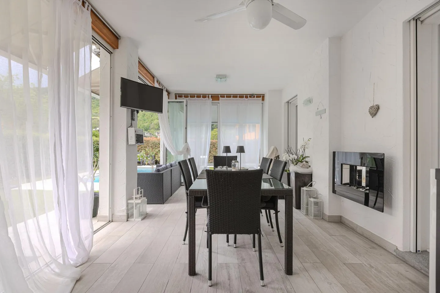 VILLA 7,5 CON TERRAZZE, GIARDINO E PISCINA A RIVA SAN VITALE - Foto 2 di 9