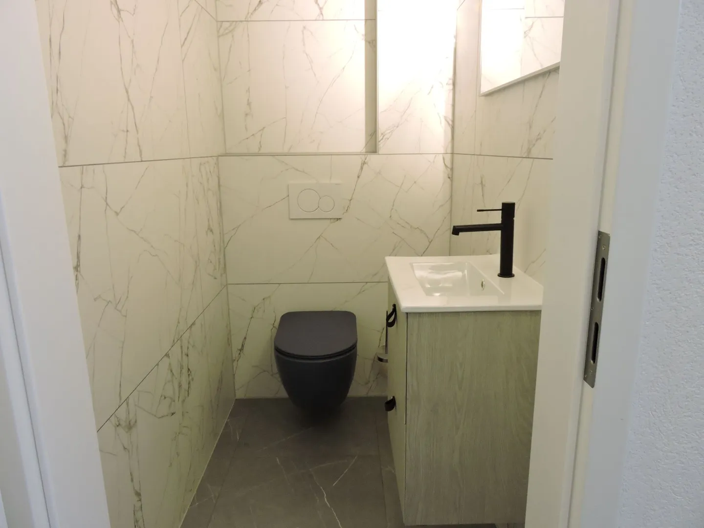 Spacious Contemporary Apartment - Photo 5 of 6