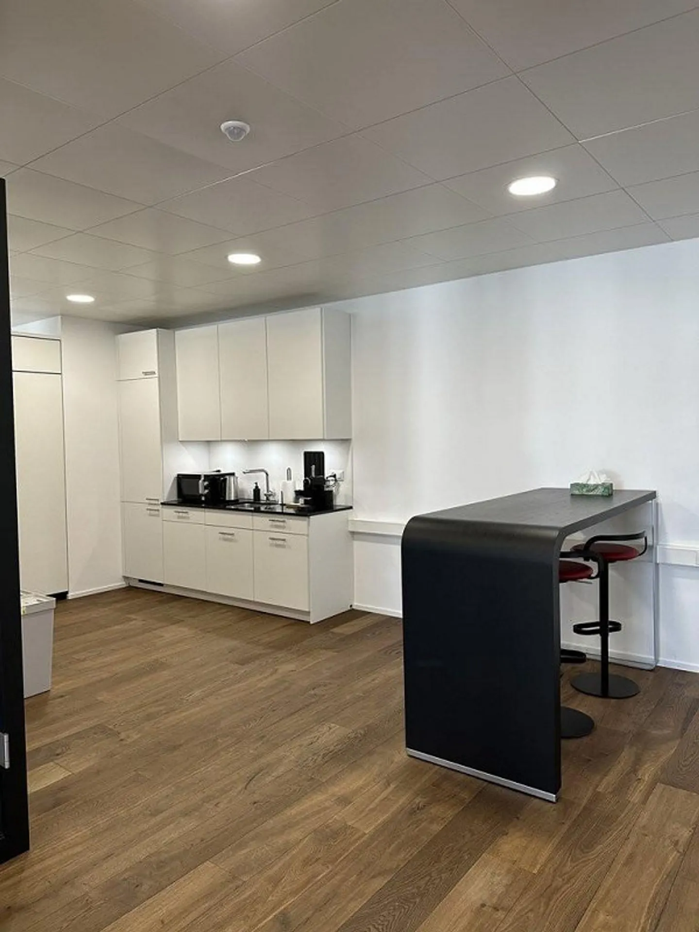 Bureaux entièrement aménagés et climatisés dans un moderne Bauhaus - Photo 5 sur 8
