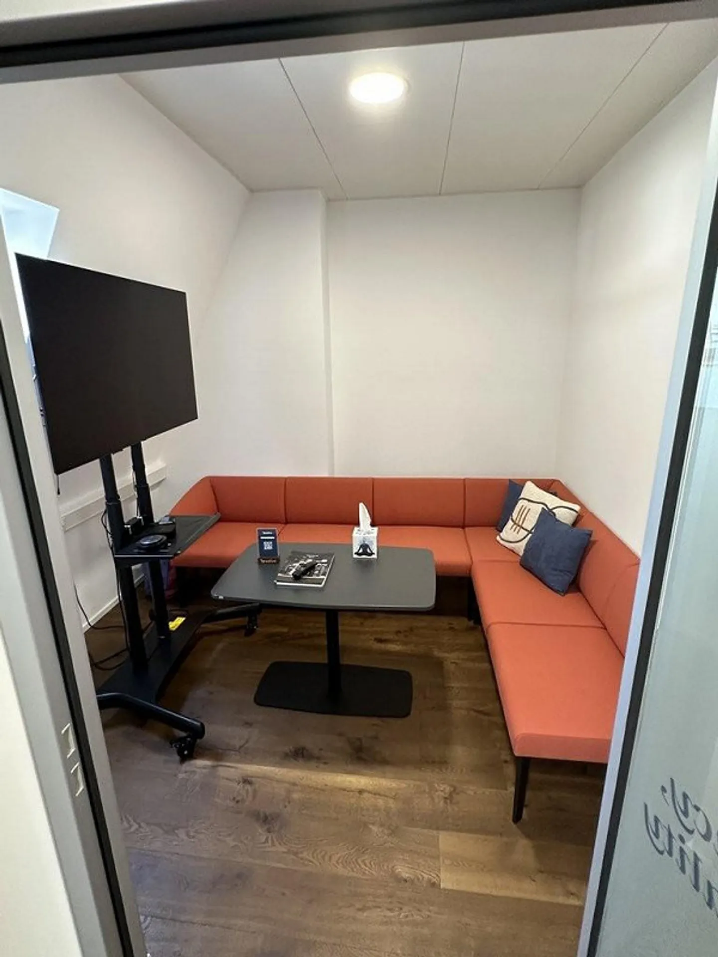 Bureaux entièrement aménagés et climatisés dans un moderne Bauhaus - Photo 8 sur 8