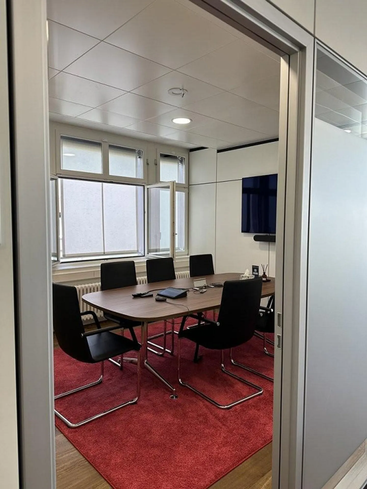 Bureaux entièrement aménagés et climatisés dans un moderne Bauhaus - Photo 7 sur 8