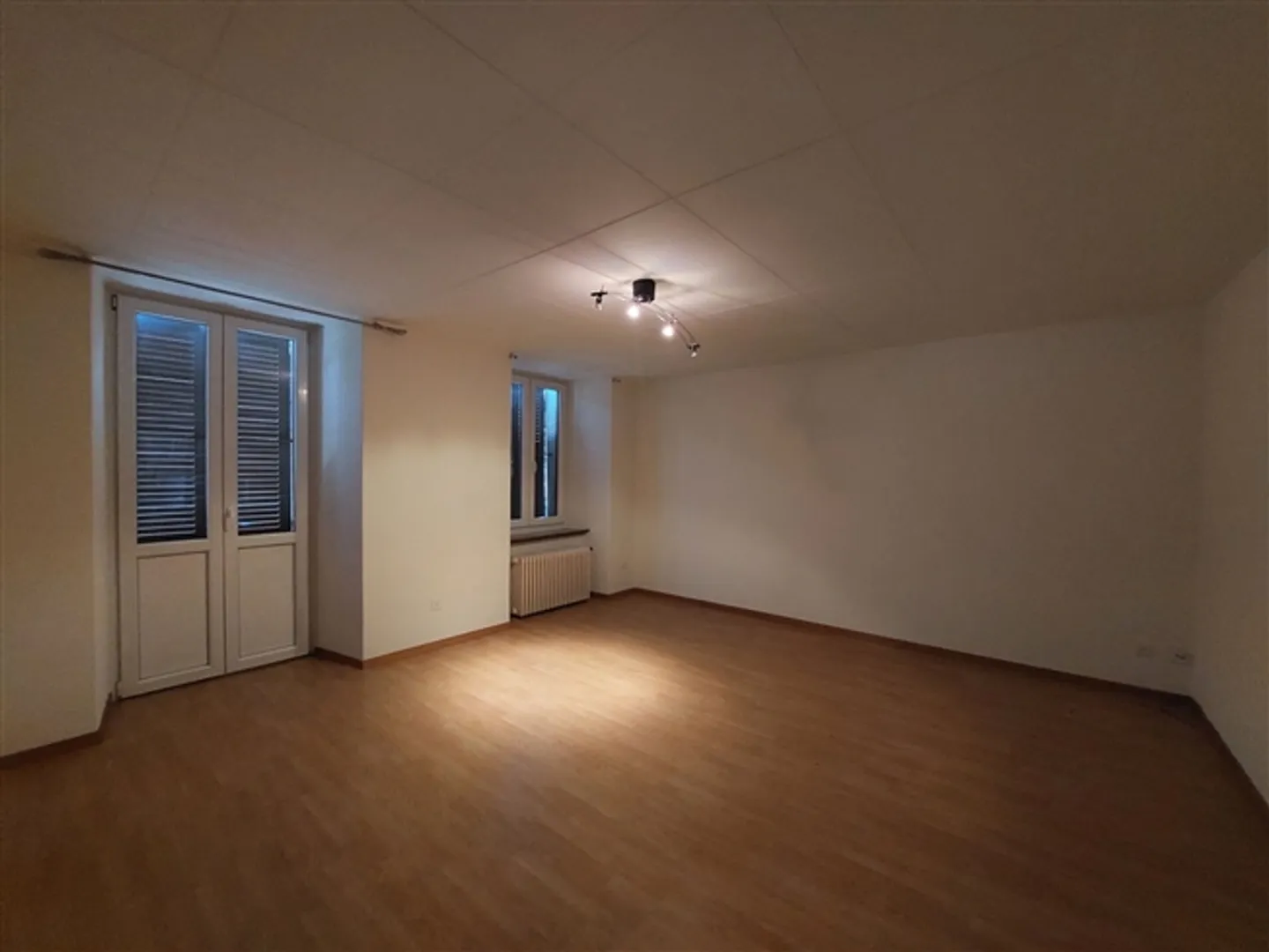 Belle propriété d'investissement dans un emplacement idéal, comprenant un restaurant et trois appartements - Photo 2 sur 7