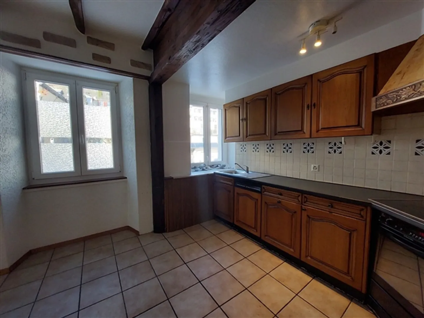 Belle propriété d'investissement dans un emplacement idéal, comprenant un restaurant et trois appartements - Photo 3 sur 7