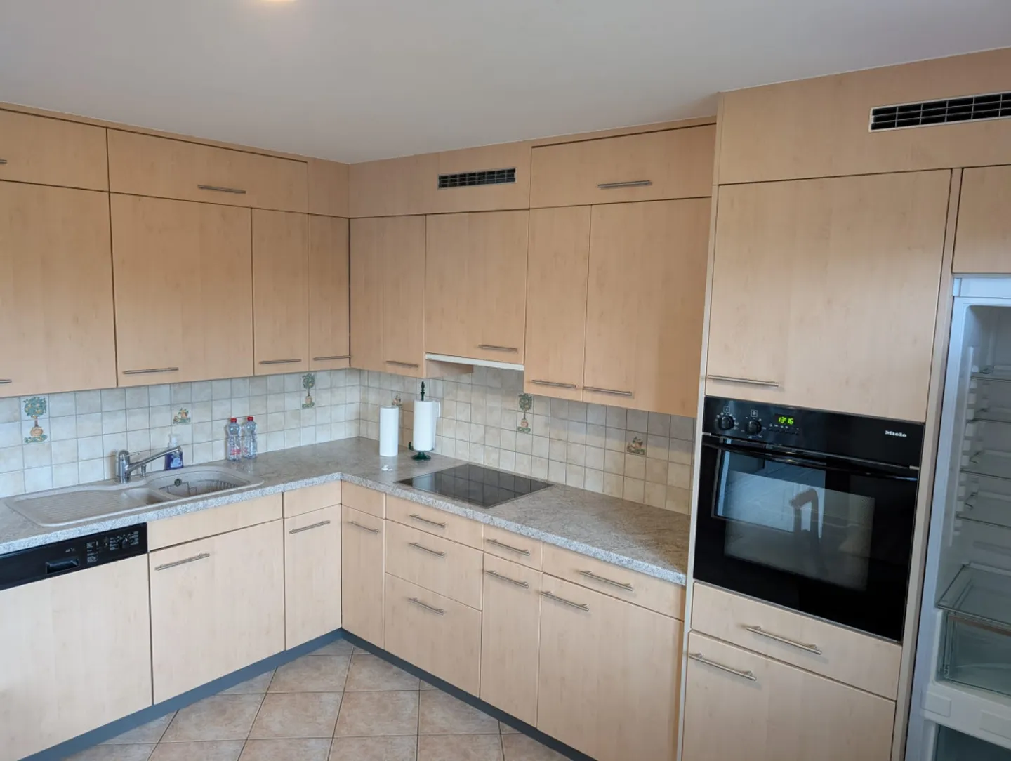 3.5 Room Apartment - Photo 3 of 5