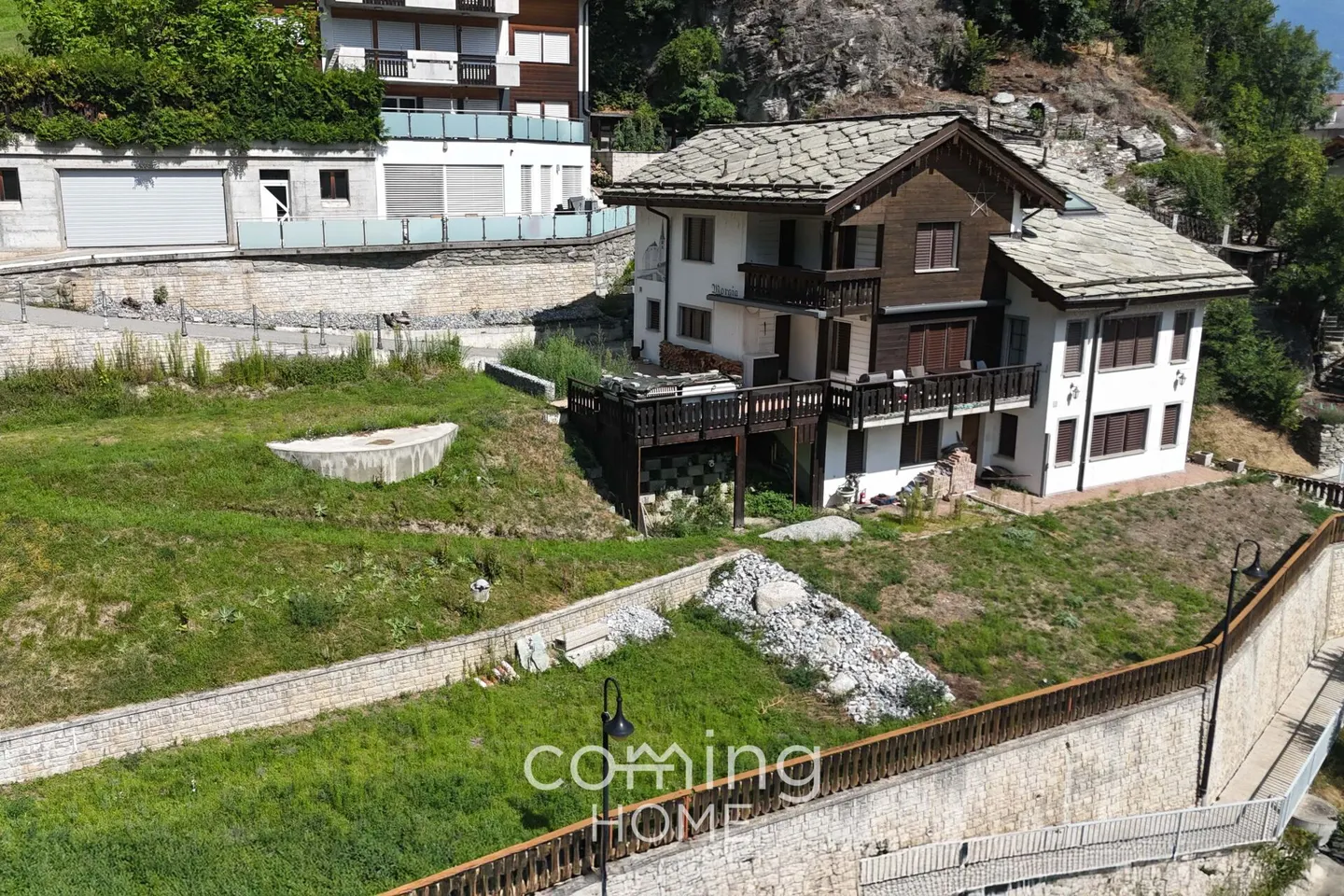 Una casa indipendente di prima classe, un appartamento per nonni e ampi terreni a Stalden - Foto 15 di 16
