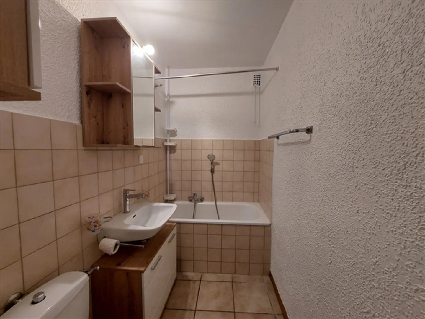 Belle propriété d'investissement dans un emplacement idéal, comprenant un restaurant et trois appartements - Photo 4 sur 7