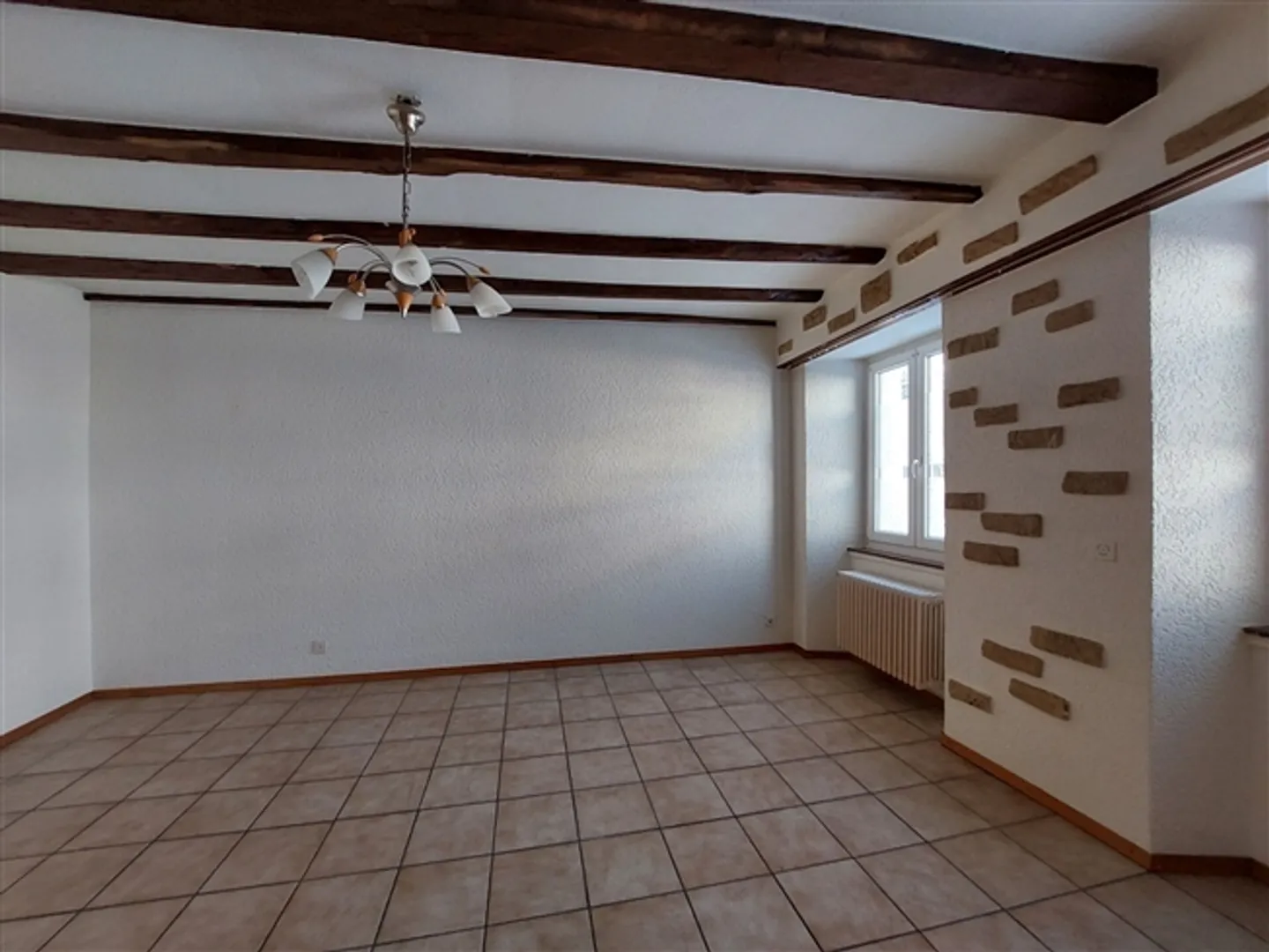 Belle propriété d'investissement dans un emplacement idéal, comprenant un restaurant et trois appartements - Photo 5 sur 7