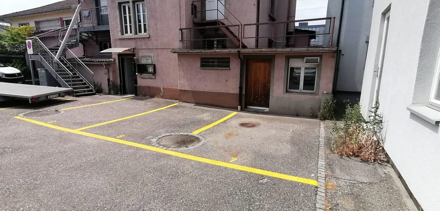 Posti auto all'aperto presso la stazione ferroviaria di Olten - Foto 2 di 2