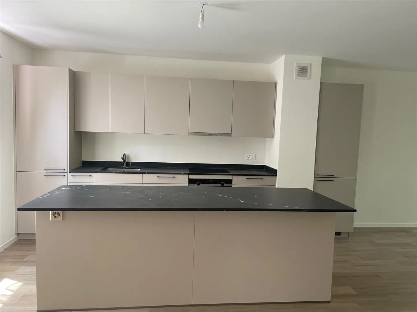 Magnifique villa mitoyenne de 5,5 pièces triplex avec terrasse et jardin - Photo 3 sur 9