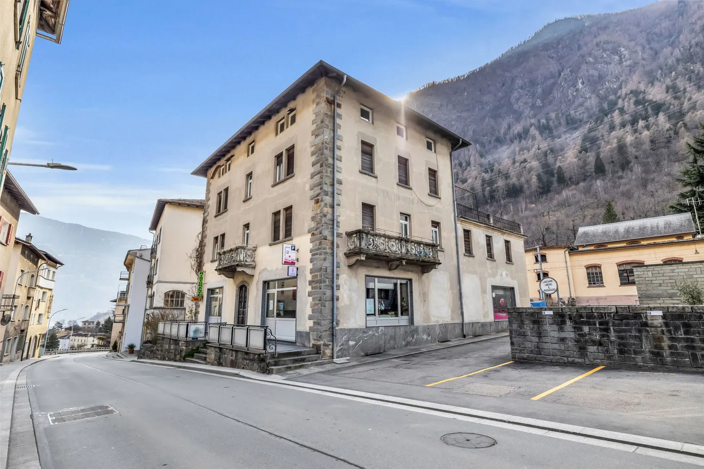 Edificio commerciale e residenziale storico - Foto 10 di 14