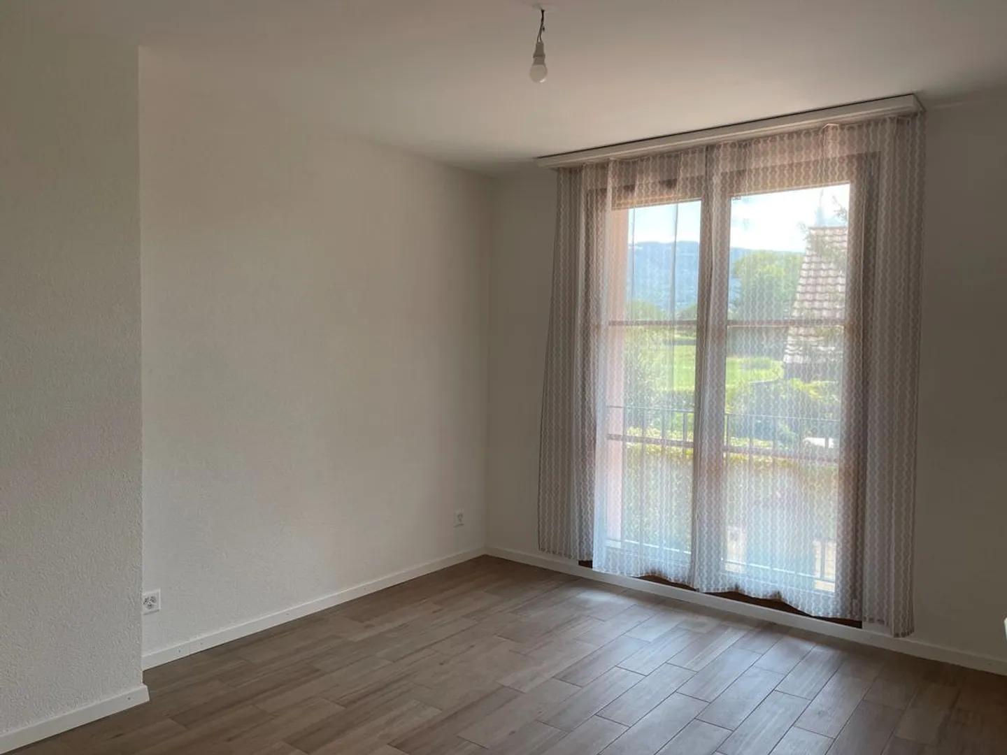 Magnifique villa mitoyenne de 5,5 pièces triplex avec terrasse et jardin - Photo 6 sur 9