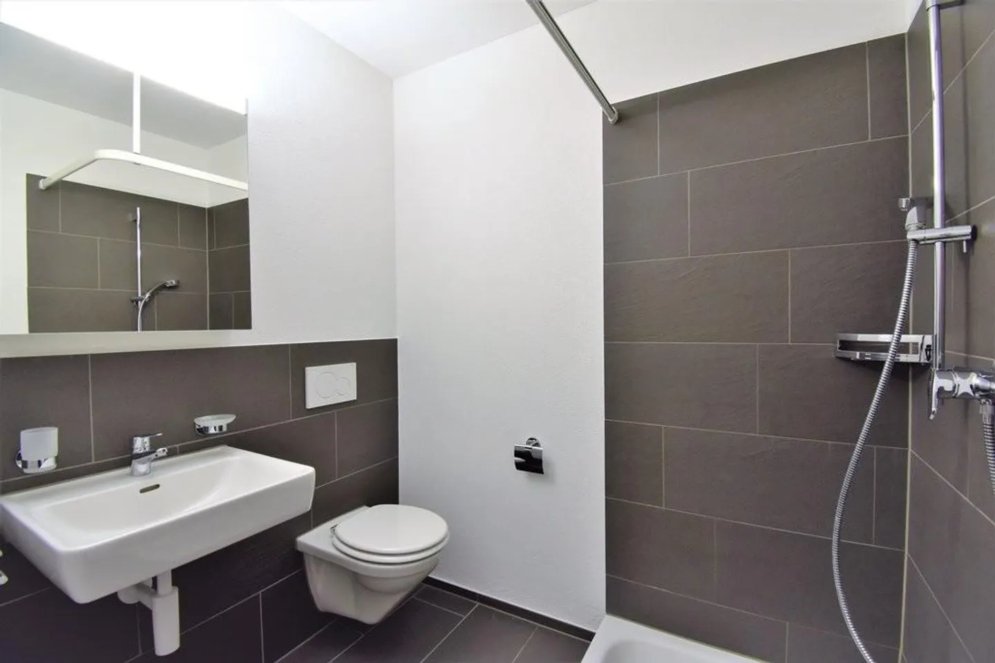 Appartement spacieux de 3,5 pièces dans un emplacement central - Photo 4 sur 9