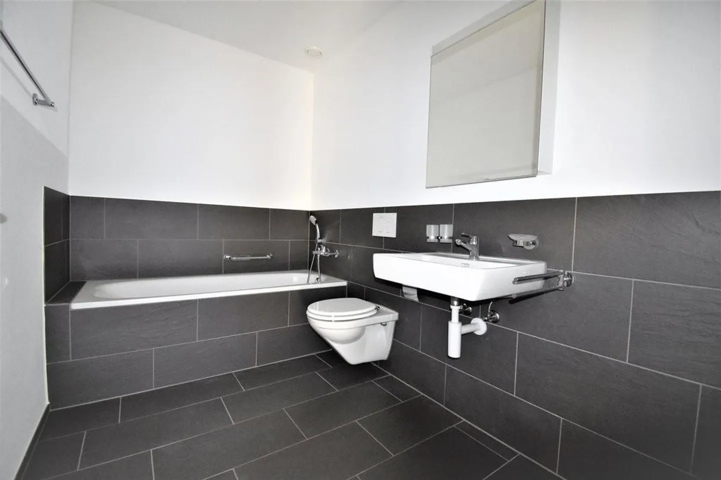 Appartement spacieux de 3,5 pièces dans un emplacement central - Photo 3 sur 9