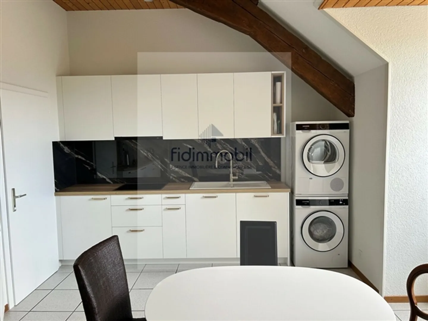 Belle appartement partiellement rénové dans une maison de village - Photo 2 sur 15