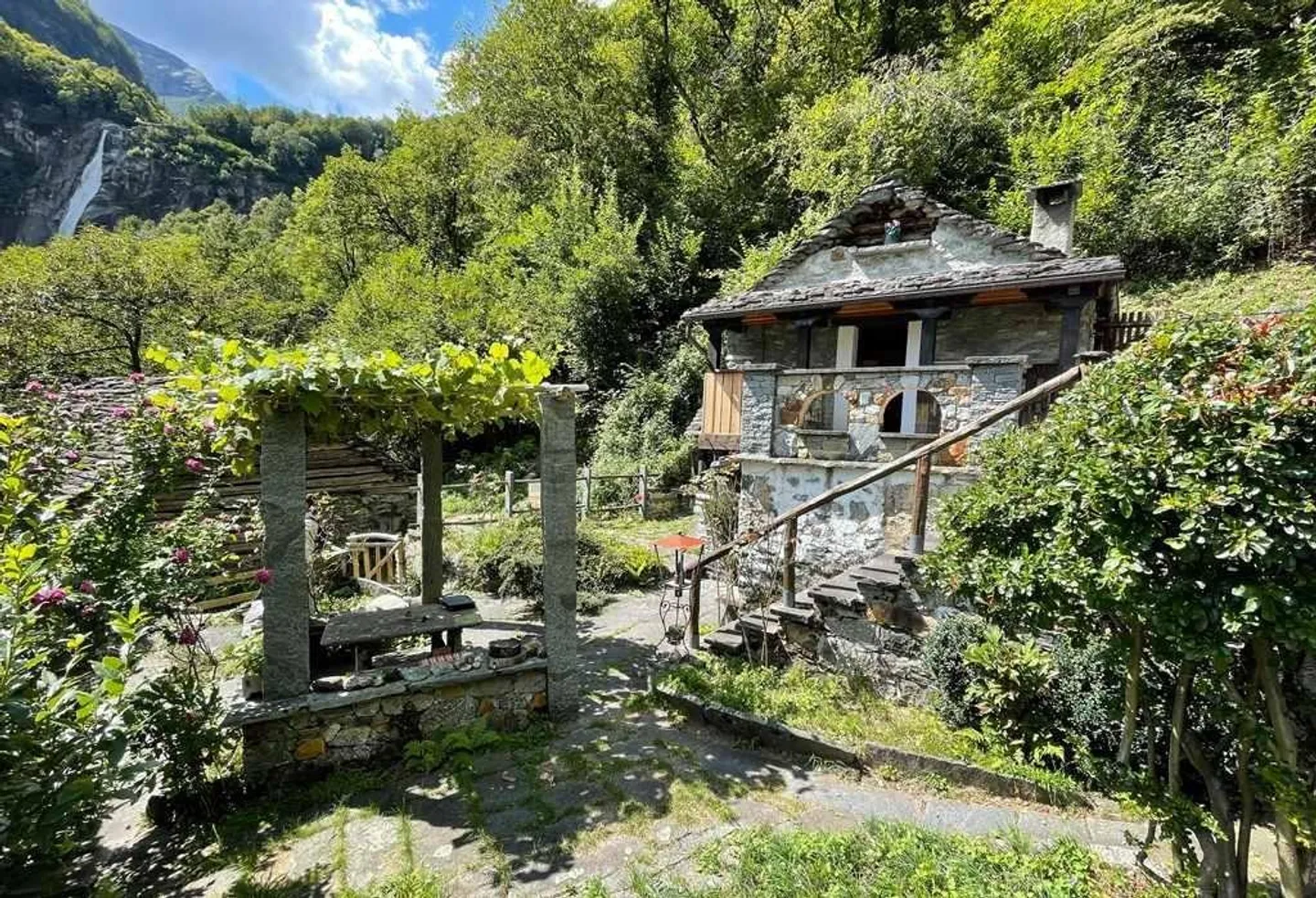 Beautiful 3-room rustic house with private garden and beautiful view... - Photo 1 of 15