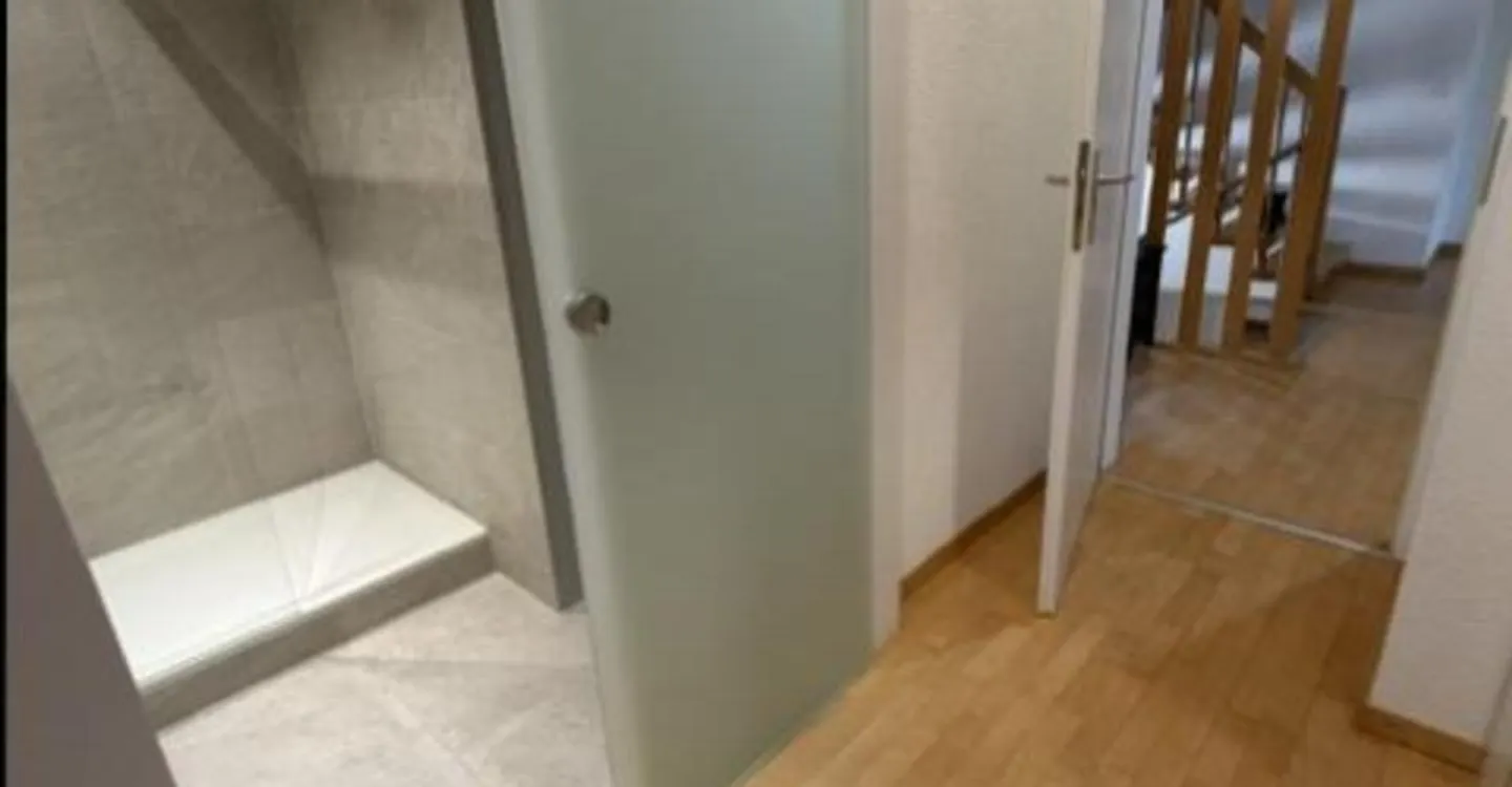 KONTEMPORÄRE VILLA - 5.5 ZIMMER - MIT UNABHÄNGIGEM STUDIO - Foto 12 von 13