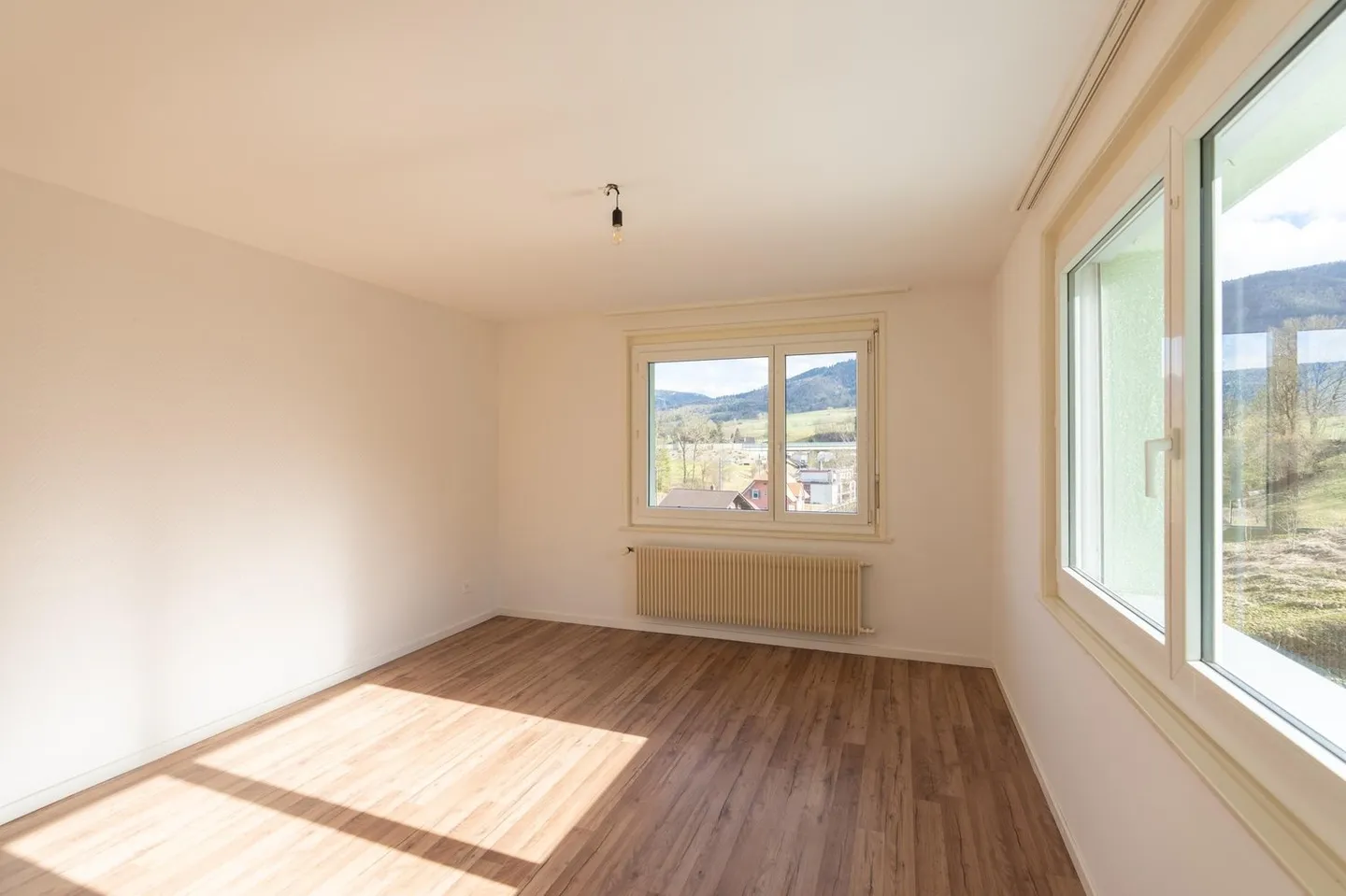 Renovated and bright 2.5-room apartment with balcony - Photo 2 of 13