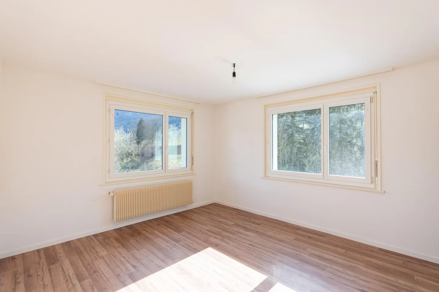 Renovated and bright 2.5-room apartment with balcony - Photo 3 of 13