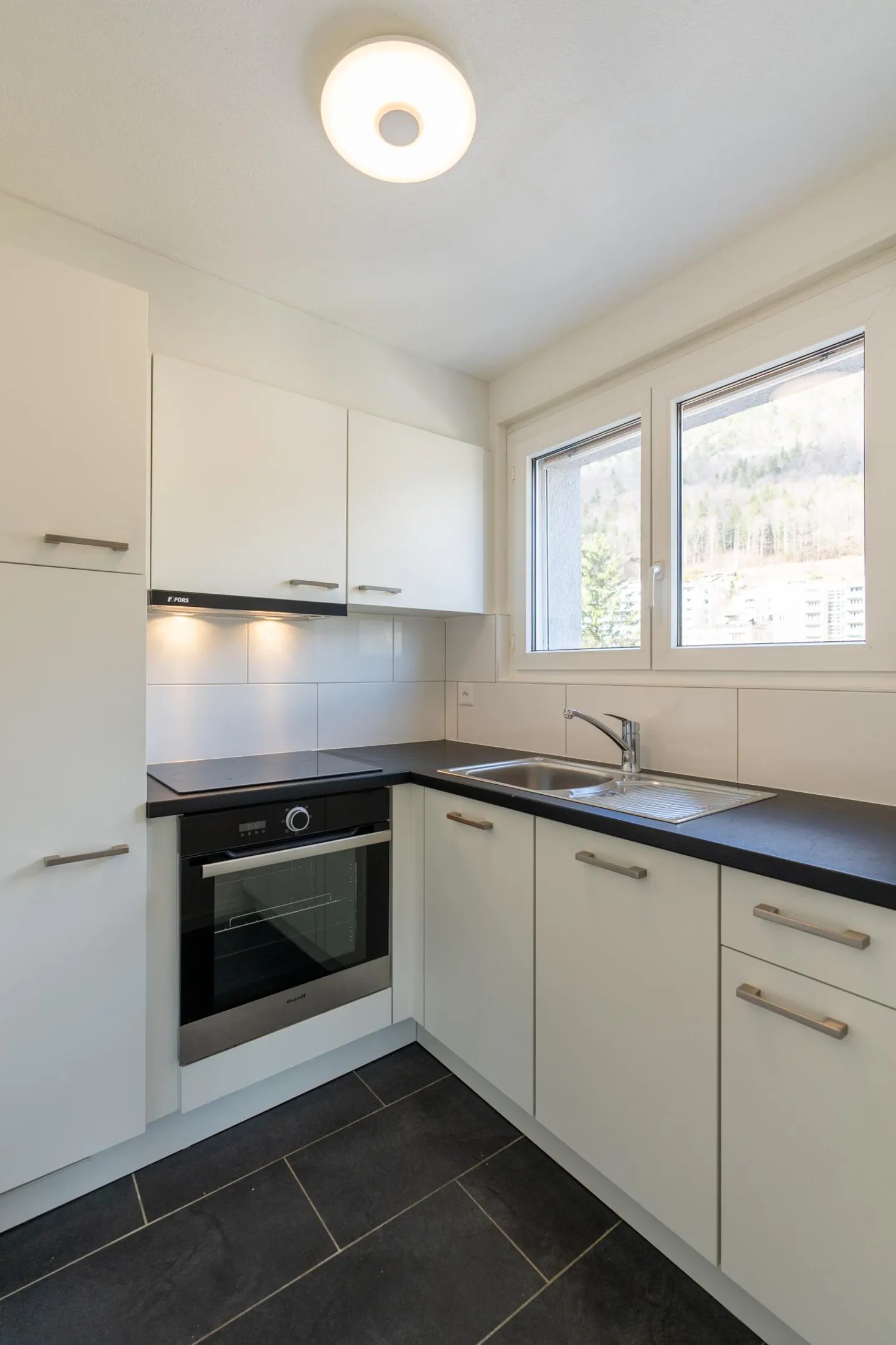 Renovated and bright 2.5-room apartment with balcony - Photo 4 of 13