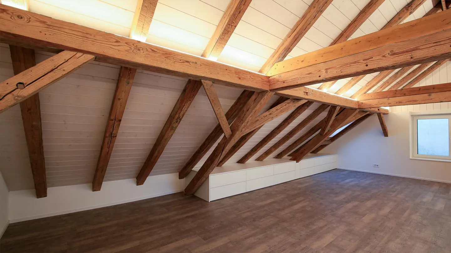 Appartamento duplex di 3,5 stanze in posizione centrale a Goldau - Foto 1 di 27