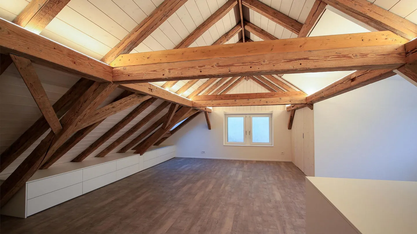 Appartamento duplex di 3,5 stanze in posizione centrale a Goldau - Foto 2 di 27