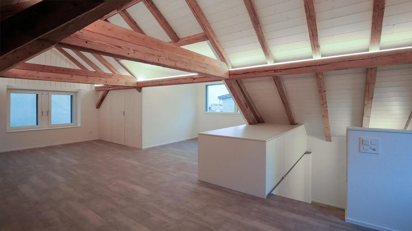 Appartamento duplex di 3,5 stanze in posizione centrale a Goldau - Foto 3 di 27