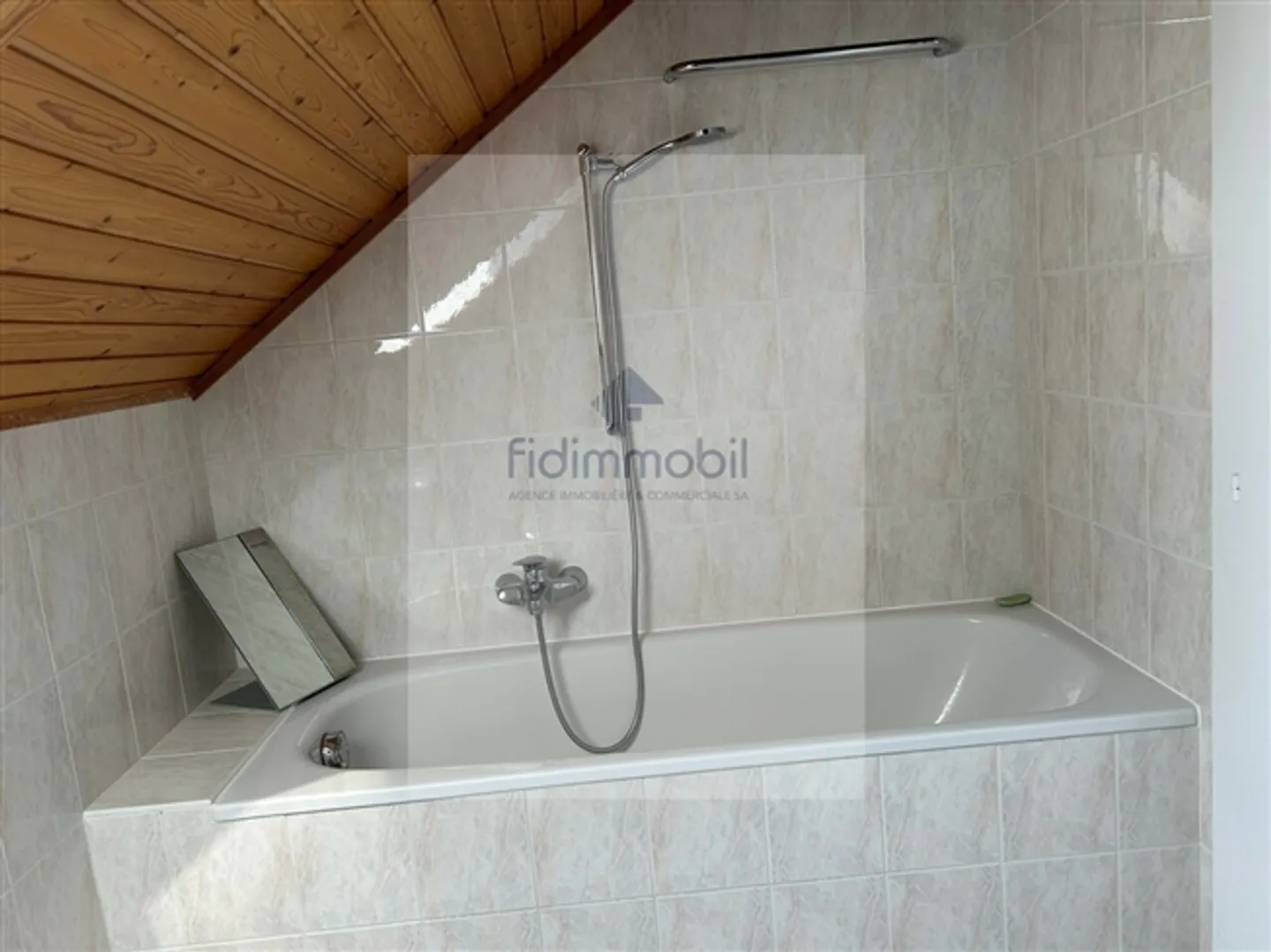 Belle appartement partiellement rénové dans une maison de village - Photo 11 sur 15