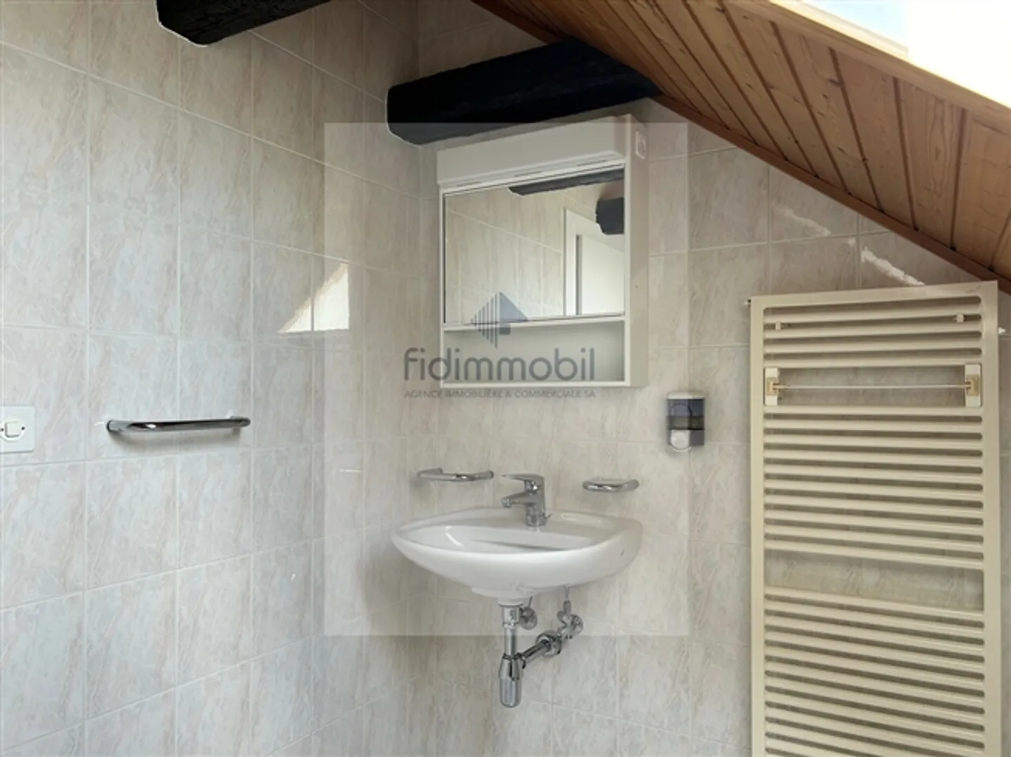 Belle appartement partiellement rénové dans une maison de village - Photo 12 sur 15