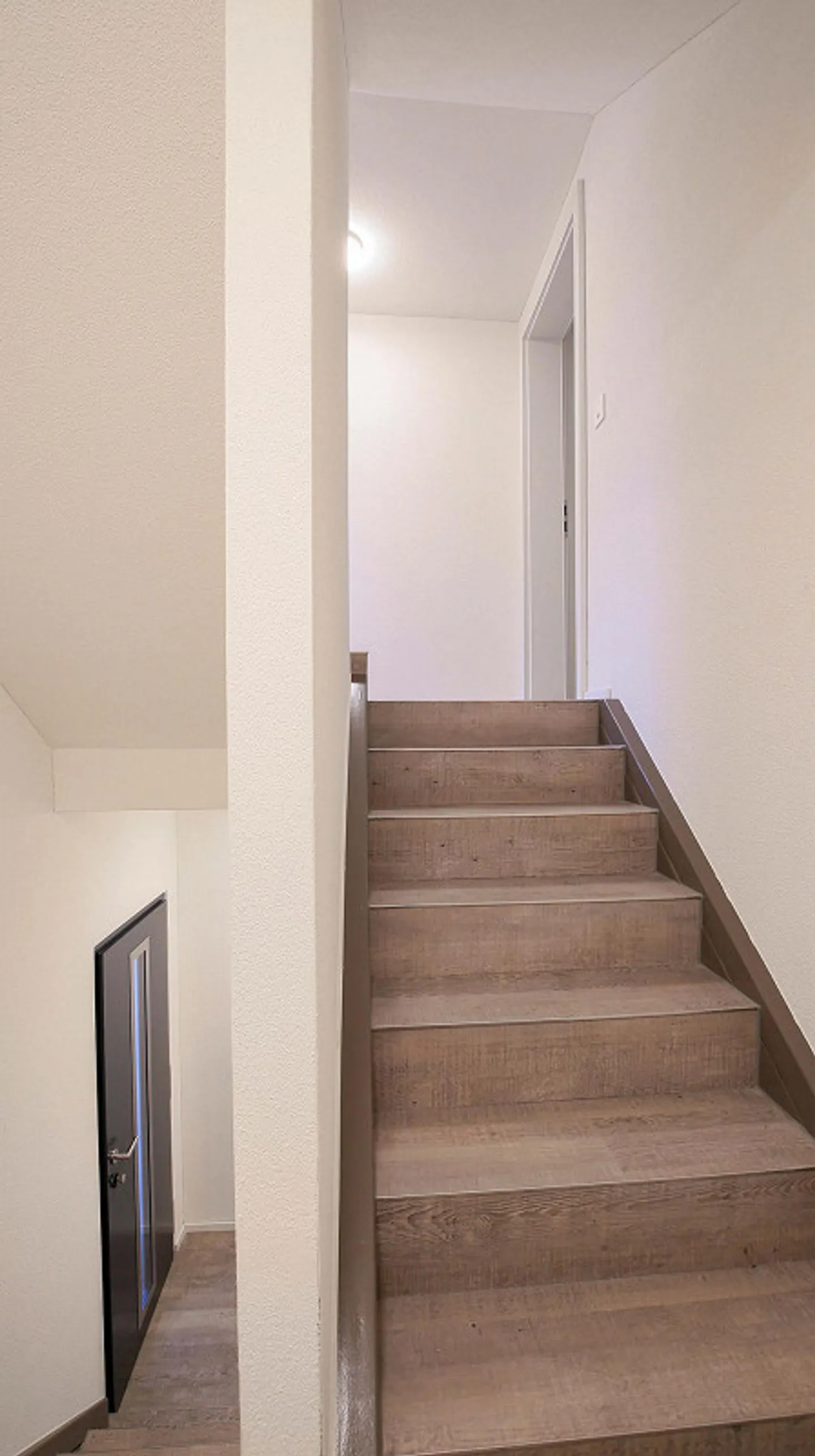 Appartamento duplex di 3,5 stanze in posizione centrale a Goldau - Foto 22 di 27