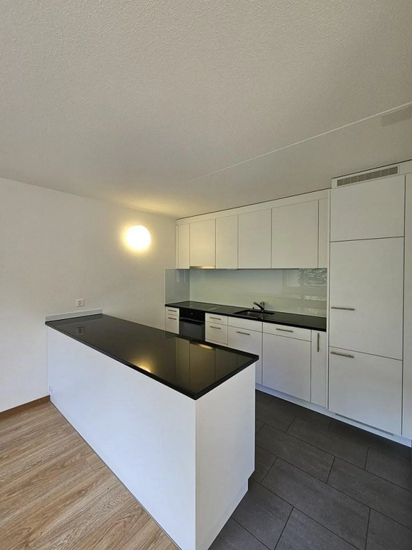 Sanierte Wohnung im Herzen von Zürich-Affoltern - Foto 3 von 10