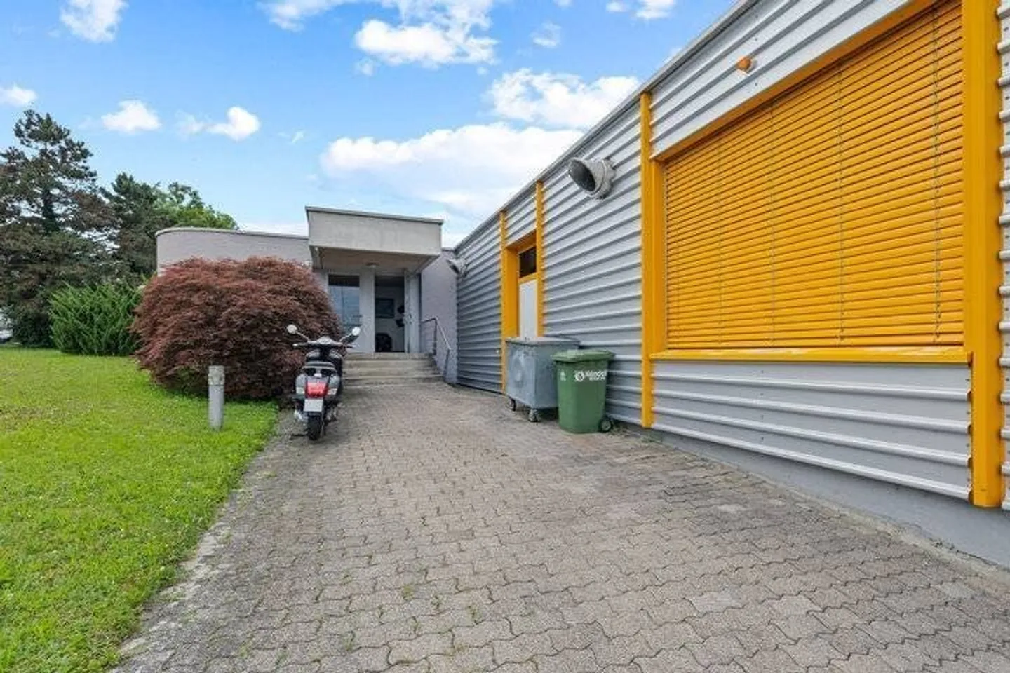 OBERHASLI: 2,010 M² COMMERCIAL BUILDING LAND NEAR KLOTEN AIRPORT - Photo 2 of 8
