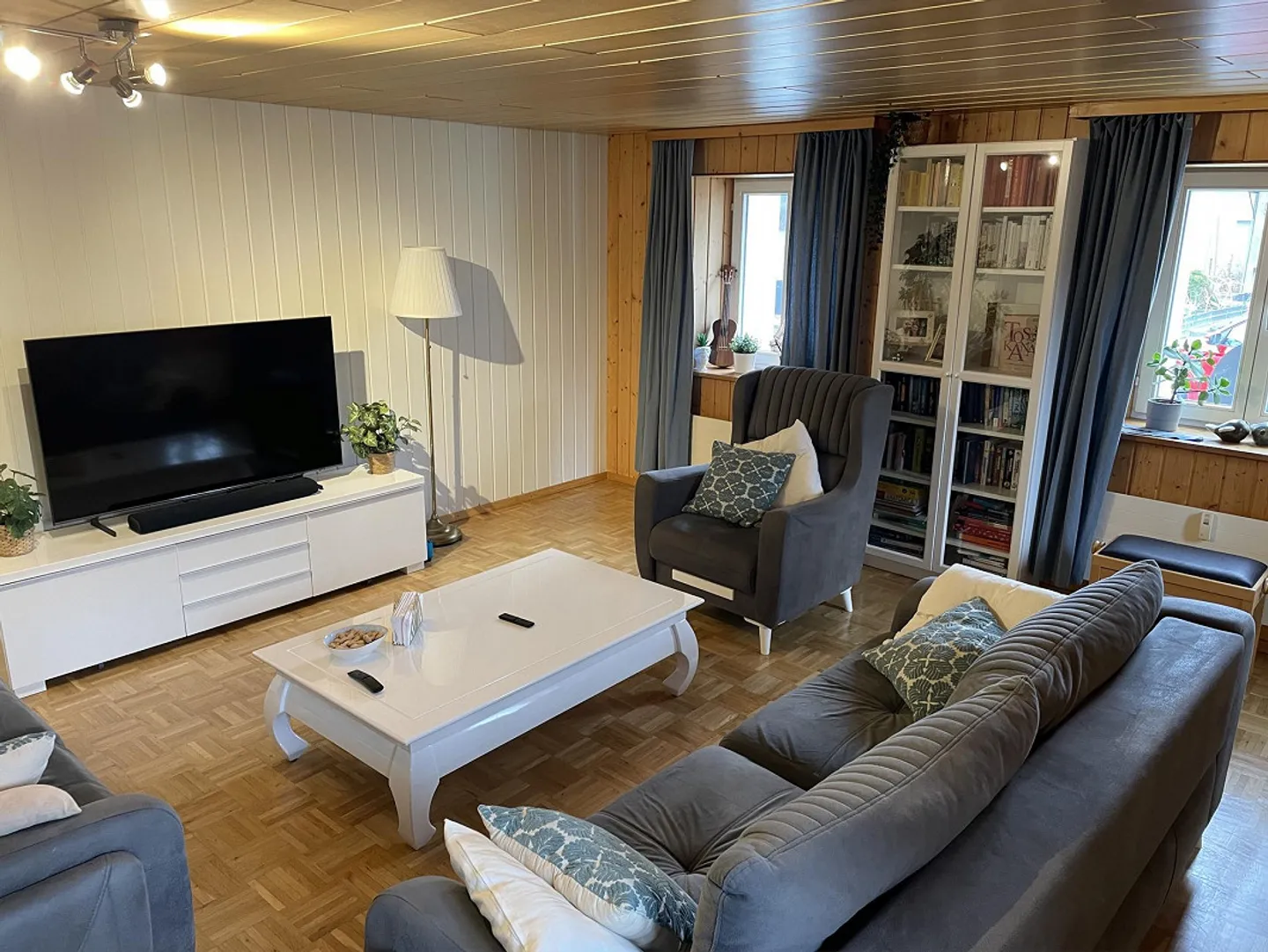 Appartamento luminoso al piano terra con area giardino e posto auto a Malters - Foto 1 di 23