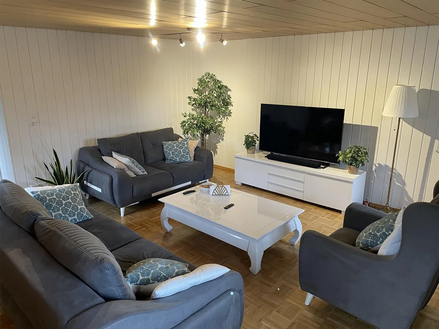 Appartamento luminoso al piano terra con area giardino e posto auto a Malters - Foto 3 di 23