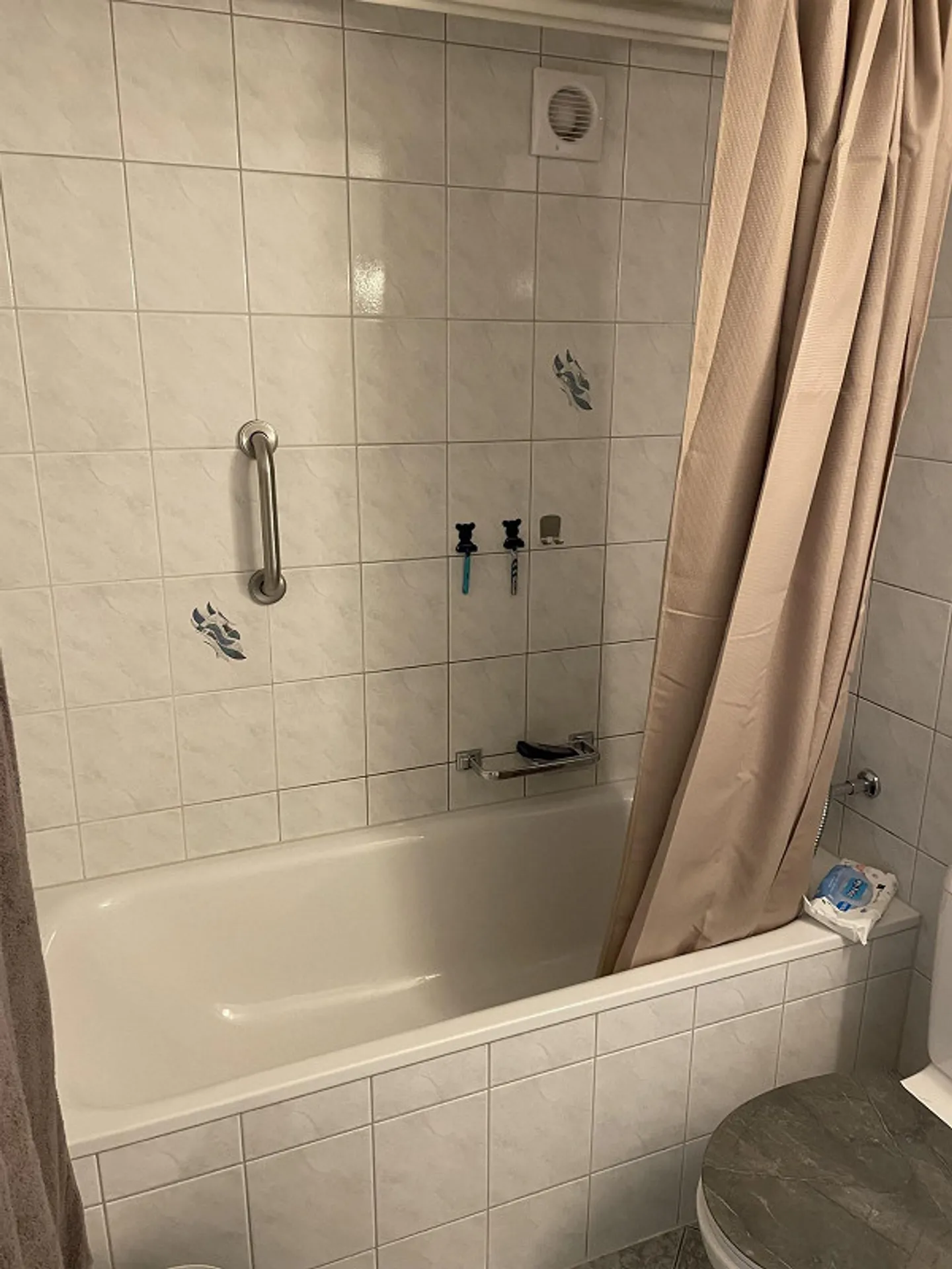 Appartamento luminoso al piano terra con area giardino e posto auto a Malters - Foto 9 di 23