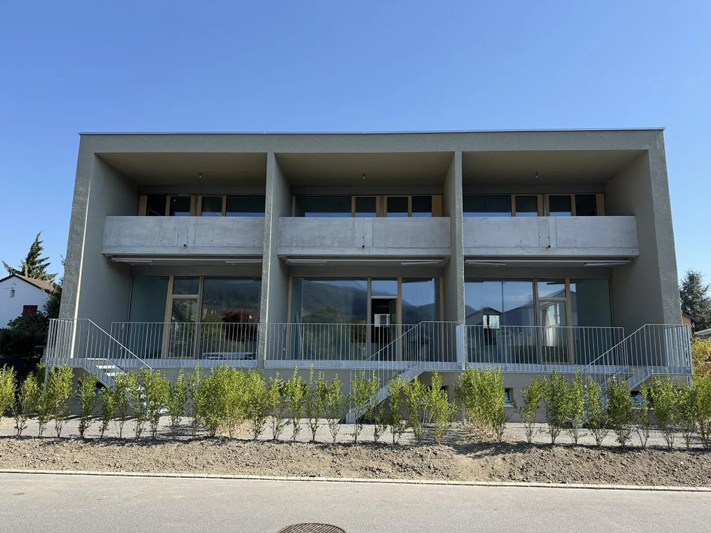 Tre case a schiera (1 casa centrale, 2 case angolari con giardino) - Foto 1 di 14