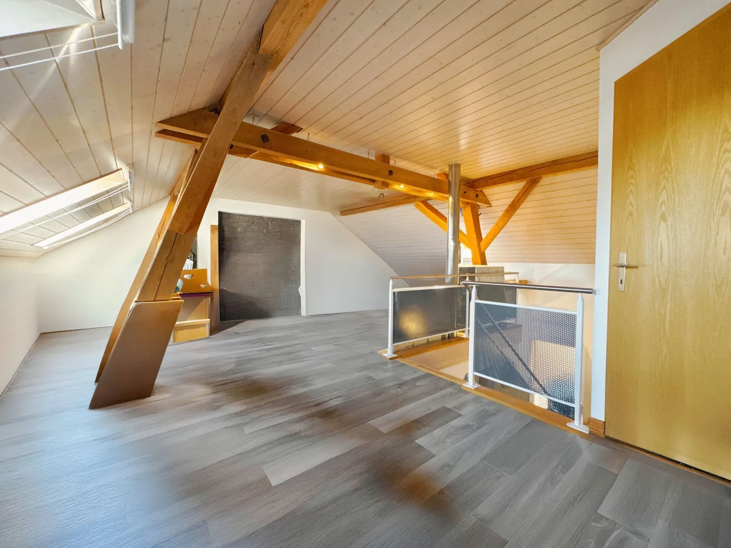 Spacious 5.5-room penthouse apartment with gallery in the green - Photo 9 of 16