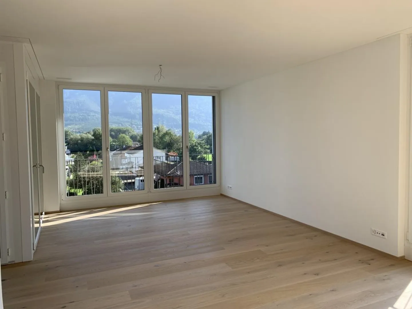 Appartement moderne de 2,5 pièces dans le parc unique de Linden - Photo 2 sur 9