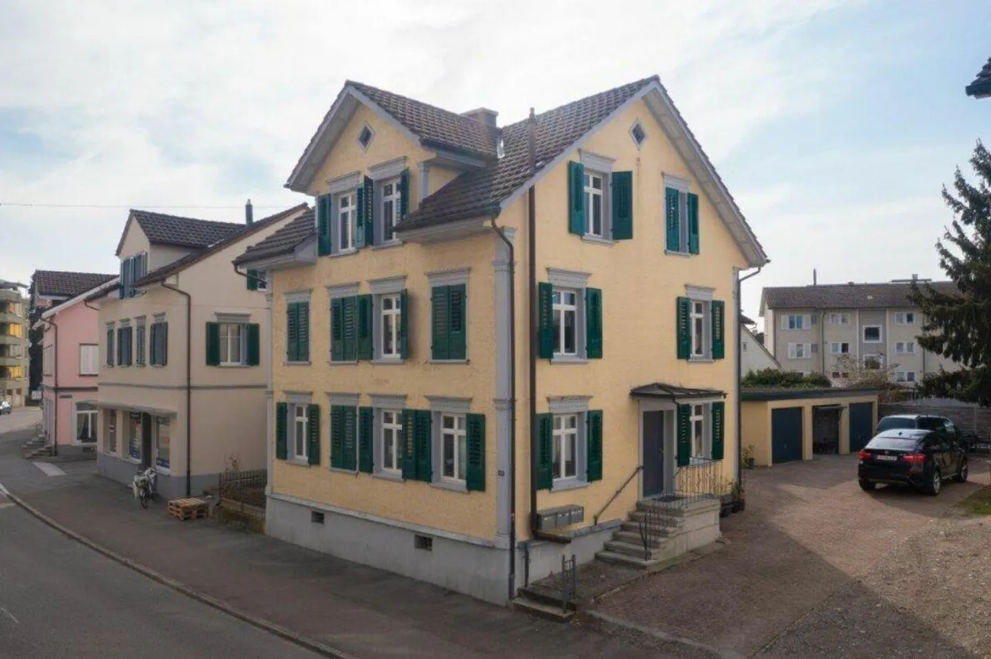 Charmante Dachwohnung mit Garten - Foto 1 von 4