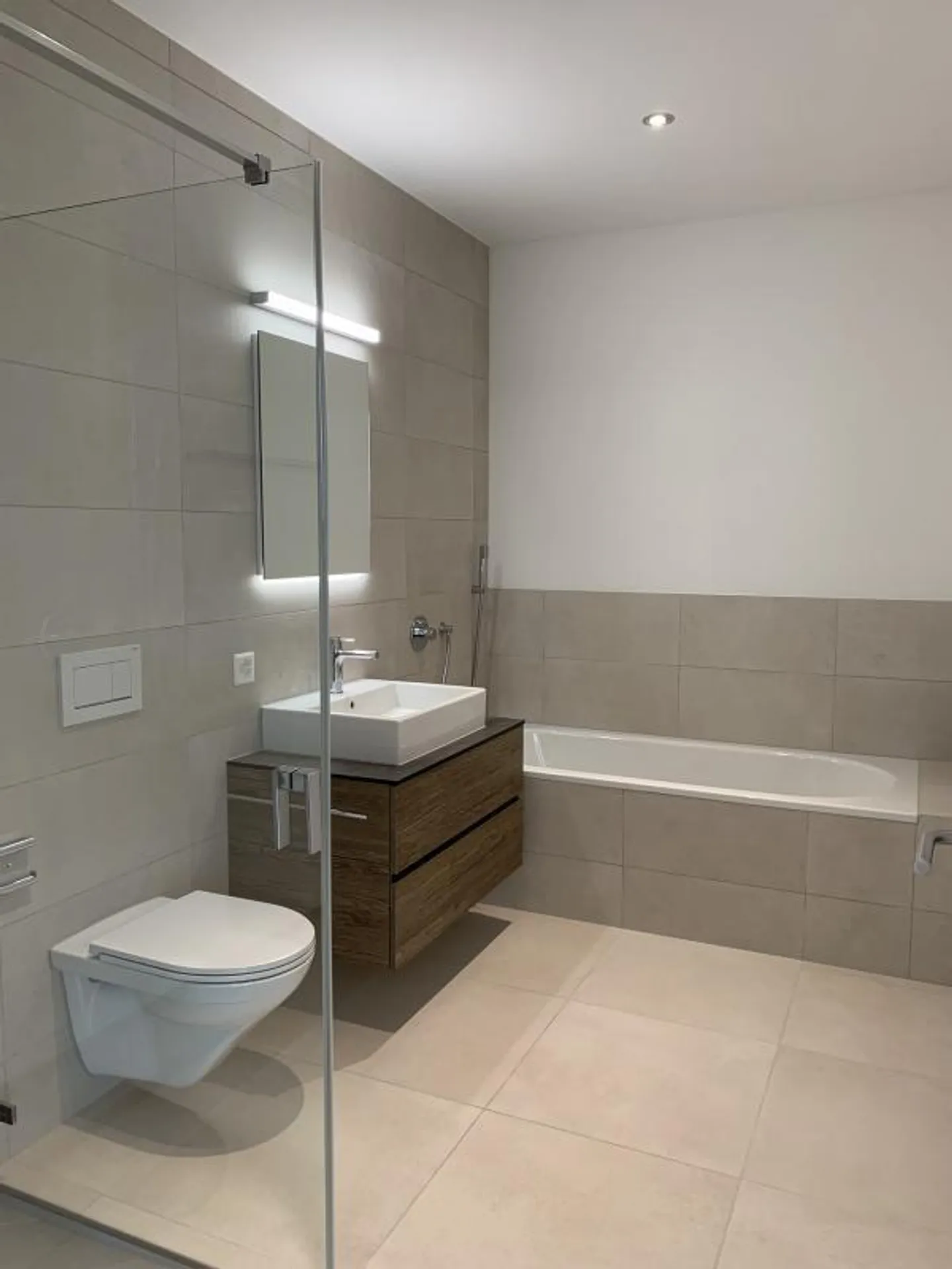 Appartement moderne de 2,5 pièces dans le parc unique de Linden - Photo 7 sur 9