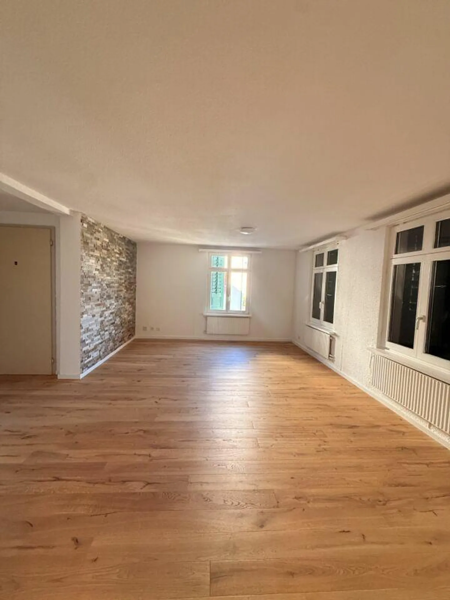 Charmante Dachwohnung mit Garten - Foto 2 von 4