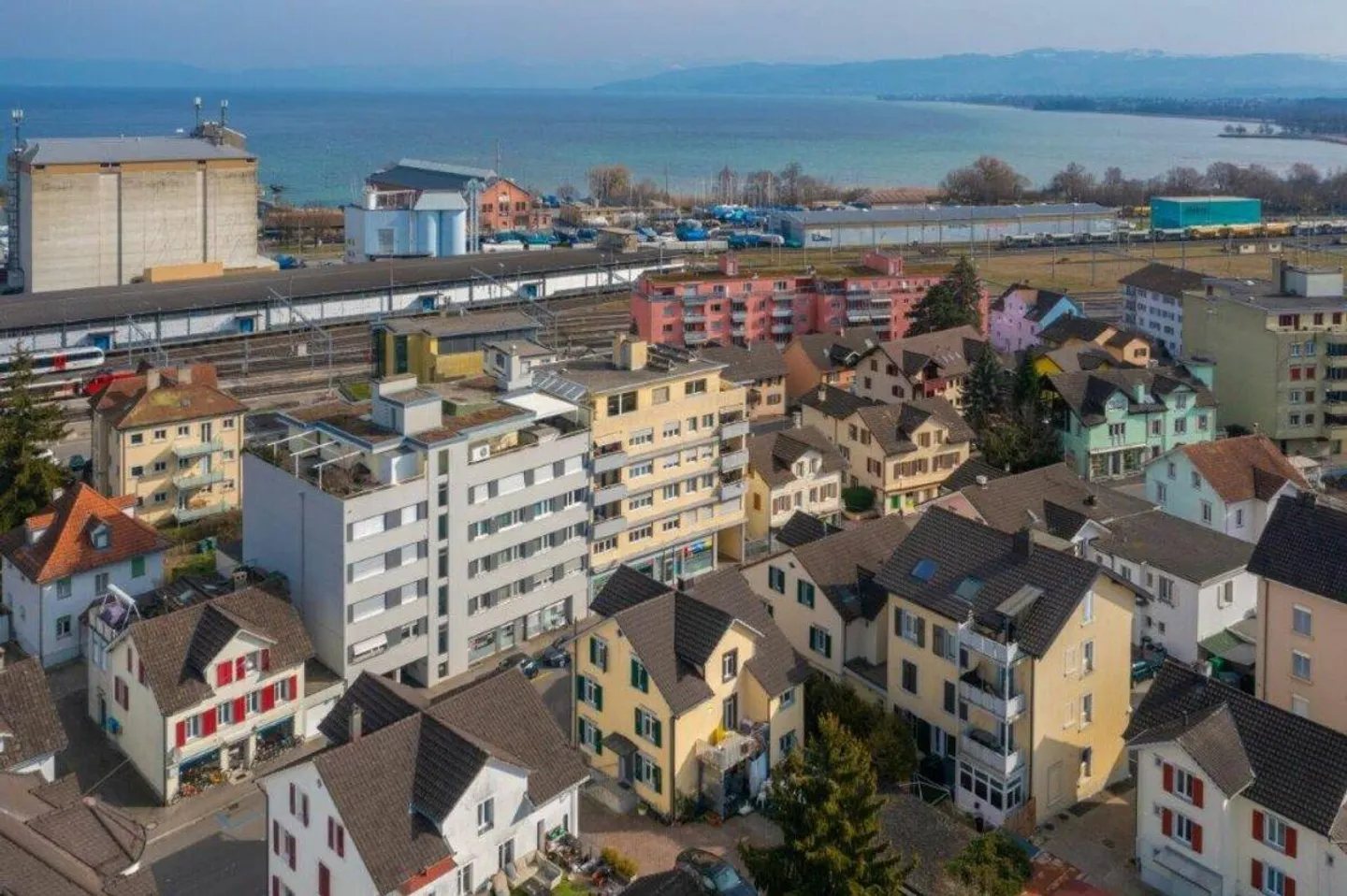 Charmante Dachwohnung mit Garten - Foto 4 von 4