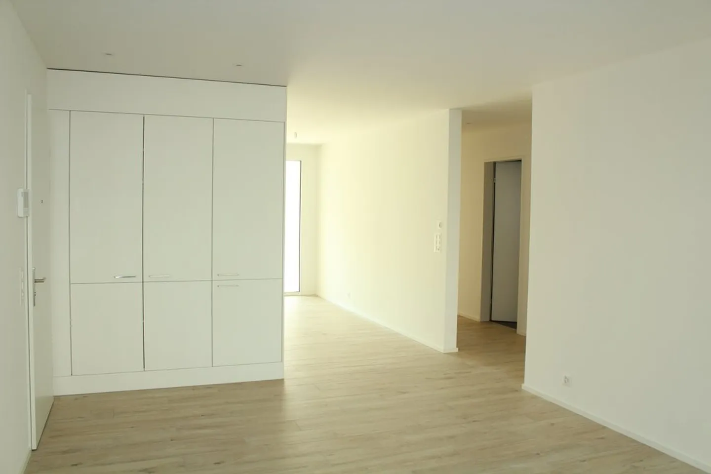 Central and Quiet: 3.5-Room Apartment with Loggia and Garden - Photo 2 of 10