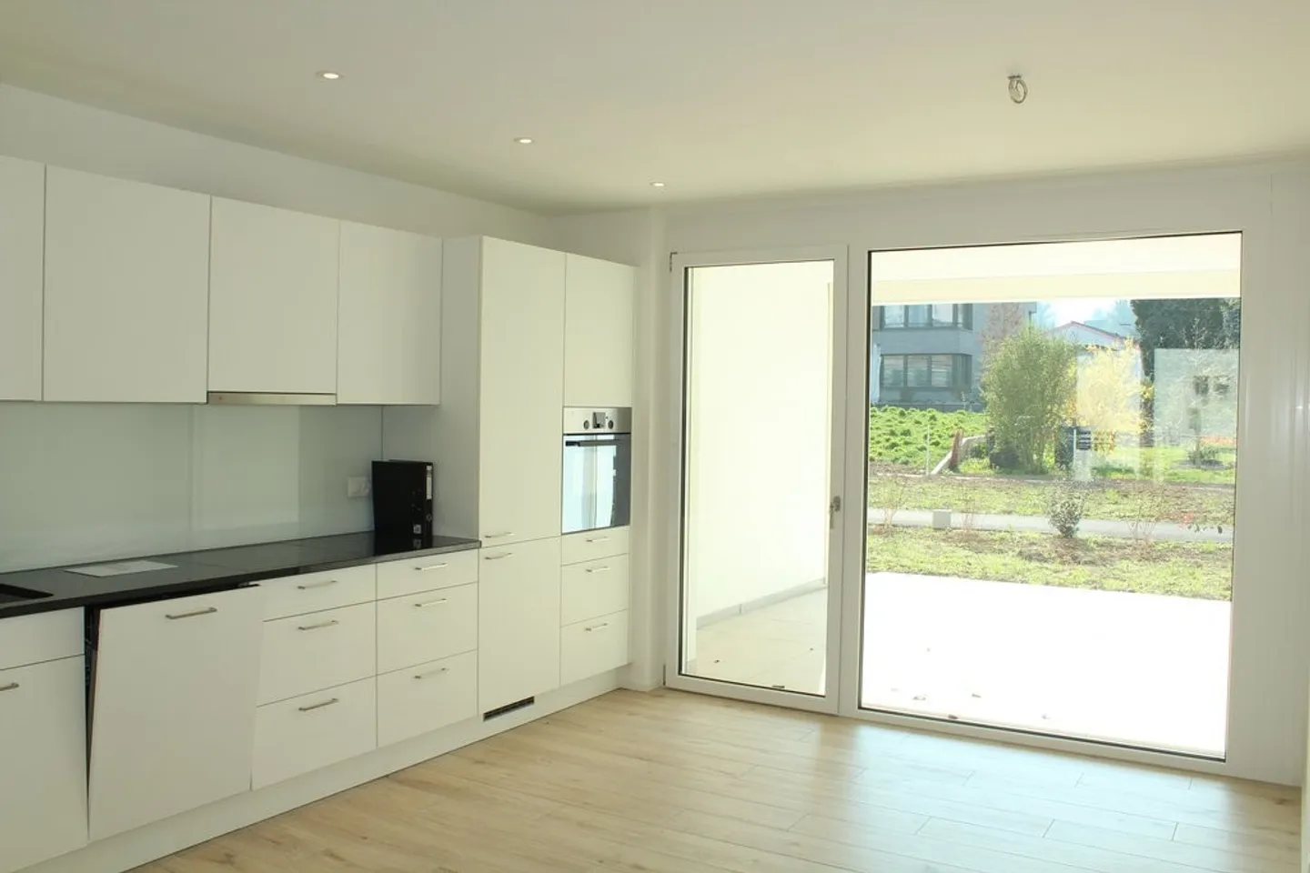 Central and Quiet: 3.5-Room Apartment with Loggia and Garden - Photo 3 of 10