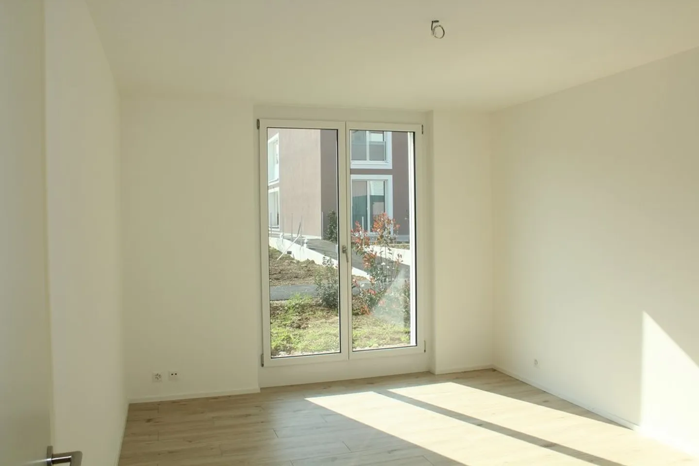 Central and Quiet: 3.5-Room Apartment with Loggia and Garden - Photo 4 of 10