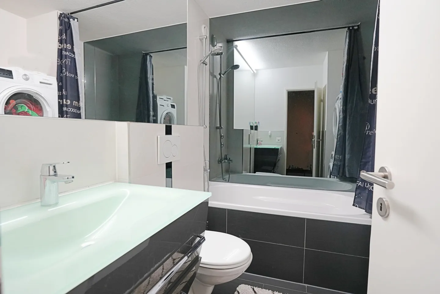 Renovated 5.5 Room Apartment in the Center of Wohlen - Photo 3 of 12