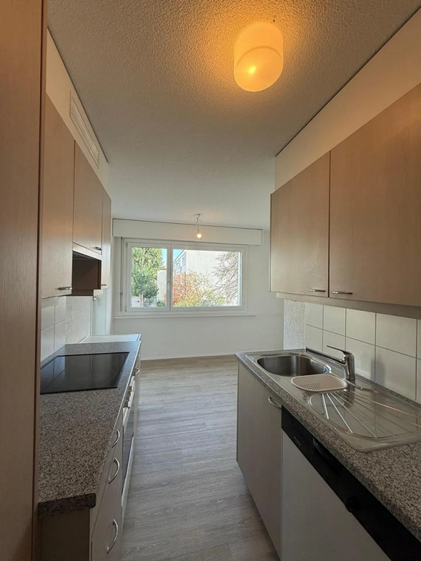Bright 3.5-room apartment with balcony on the 2nd floor - Photo 1 of 12