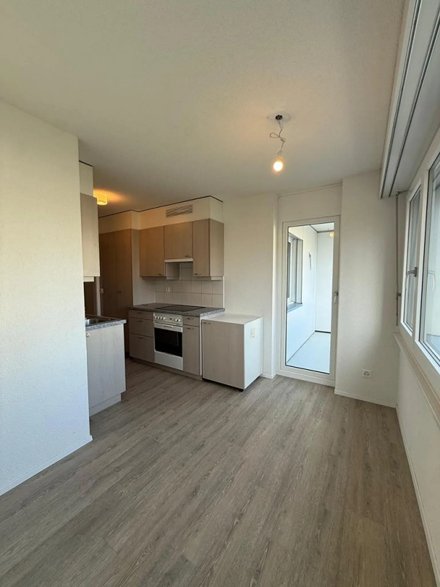 Bright 3.5-room apartment with balcony on the 2nd floor - Photo 2 of 12