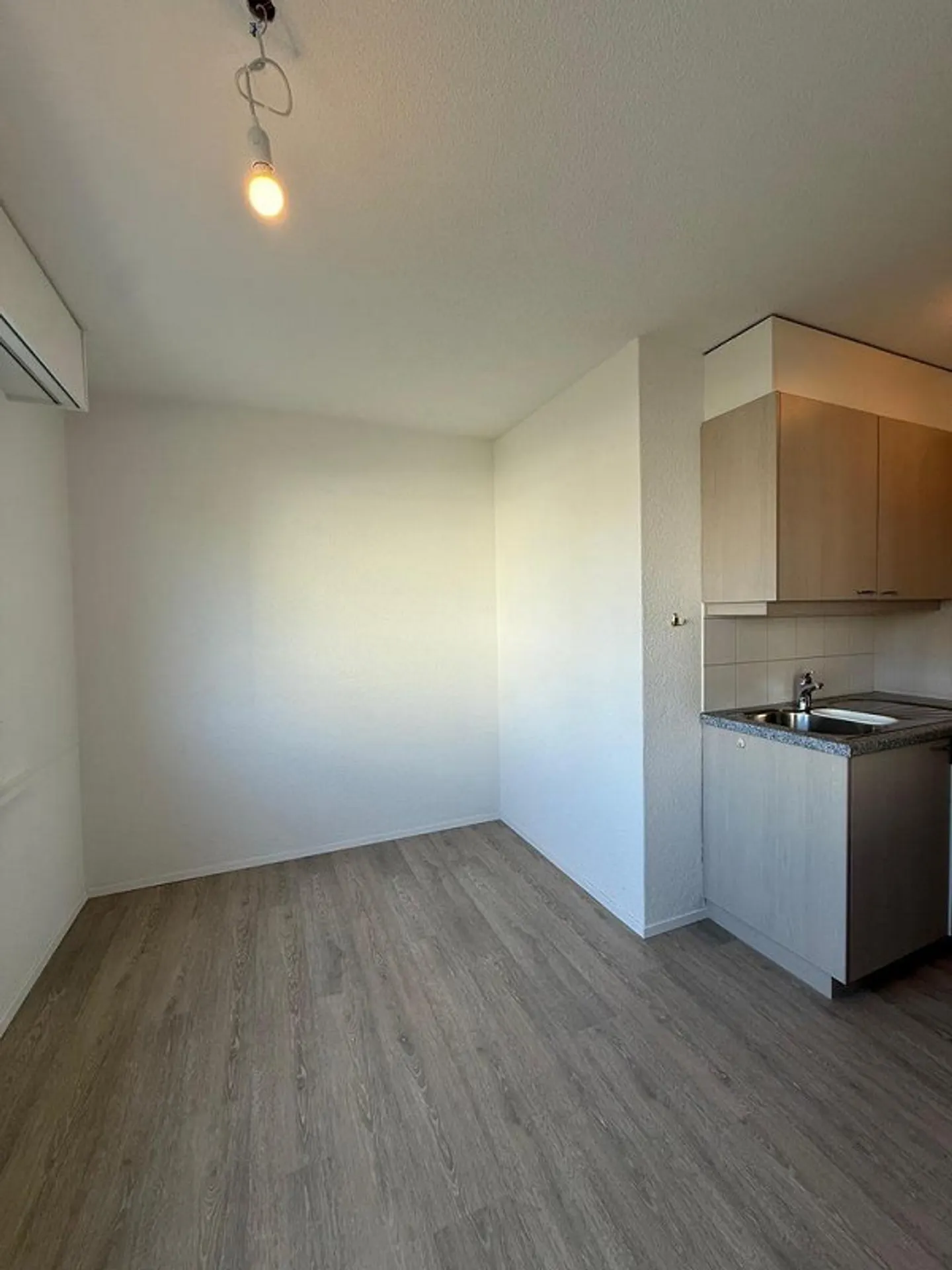 Bright 3.5-room apartment with balcony on the 2nd floor - Photo 3 of 12