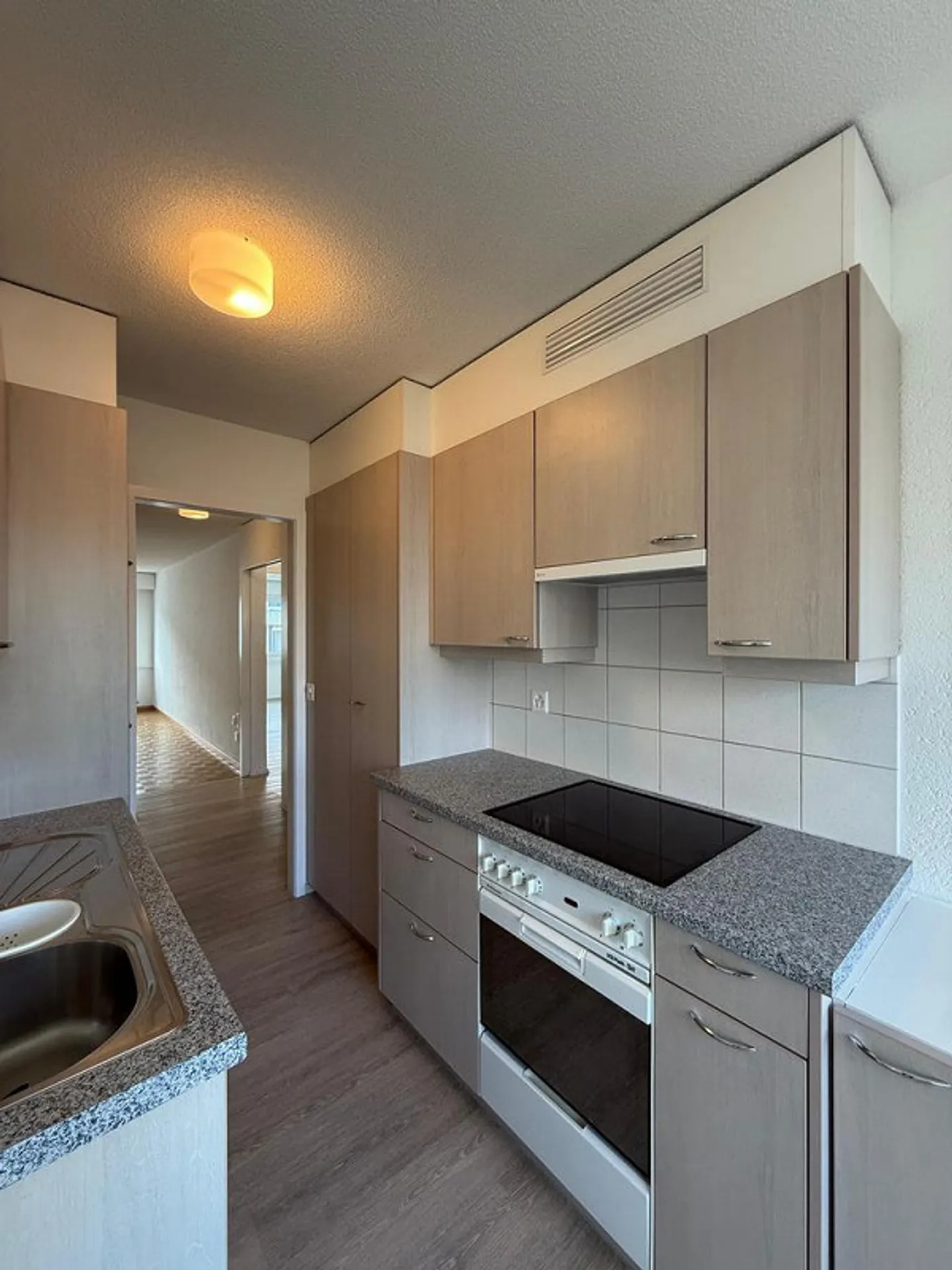 Bright 3.5-room apartment with balcony on the 2nd floor - Photo 4 of 12